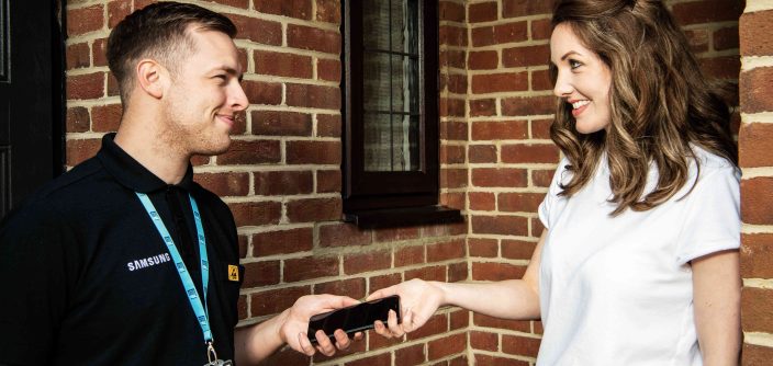 032_FIXED-PHONE-HAPPY-CUSTOMER_WEFIX-SAMSUNG-06062019_DSC_9208¿¤-Harvey-Mills-2019.jpg