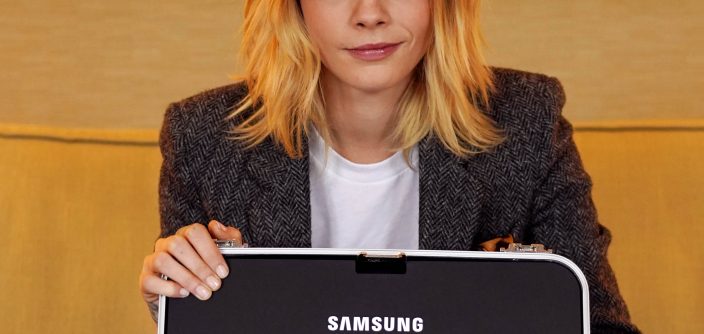 Samsung_SpaceSelfie_CaraDelevingne_01-e1571242221212.jpg