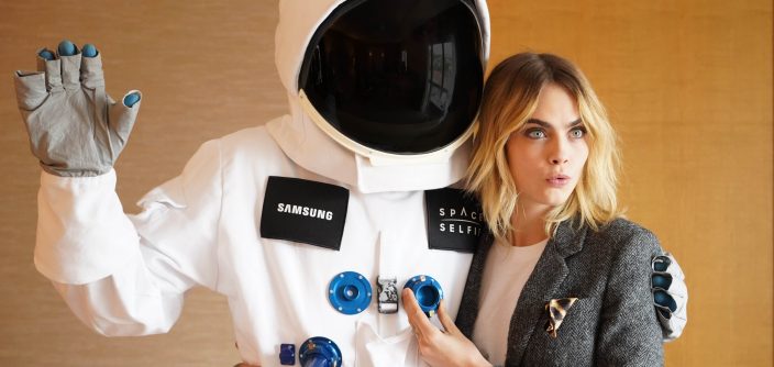 Samsung_SpaceSelfie_CaraDelevingne_02-e1571242276312.jpg