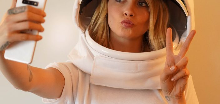 Samsung_SpaceSelfie_CaraDelevingne_03-e1571245004775.jpg