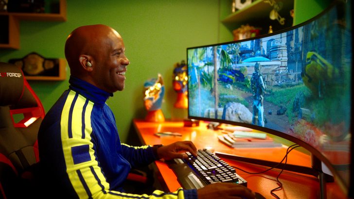 Gaming-Room-Odyssey-Neo-G9-and-Galaxy-Buds2-hero.jpg