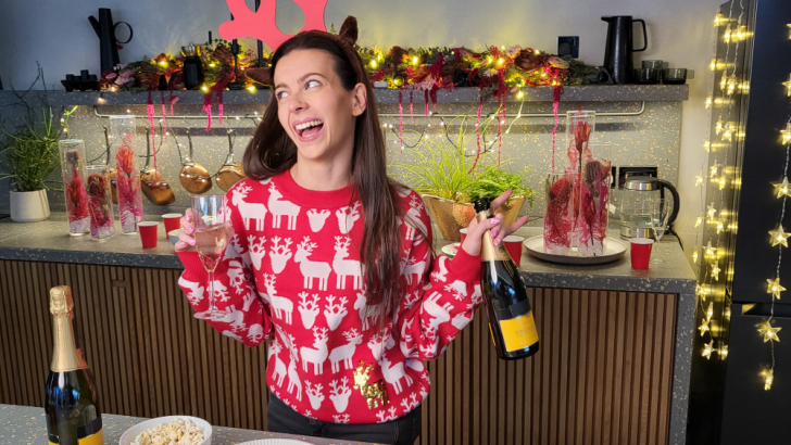 Abi-Clarke-in-The-Type-of-School-Friends-you-Catch-Up-with-at-Christmas-at-Samsung-KX-001.png