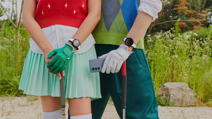 024_lifestyle_galaxy_watch5_golfedition_graphite_zfold4_graygreen_Samsung-e1674468282738.jpg