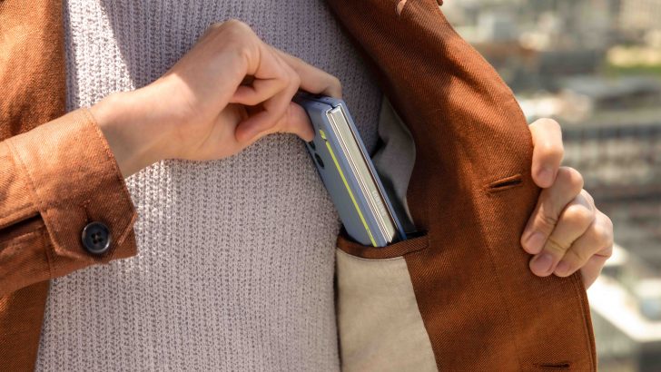 045-lifestyle-galaxy-zfold5-beige-slimspencase-spen.jpg