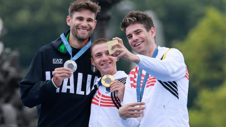 Samsung-Mobile-Galaxy-Z-Flip6-Olympic-Edition-2024-Paris-Olympics-Victory-Selfie_dl4.jpg