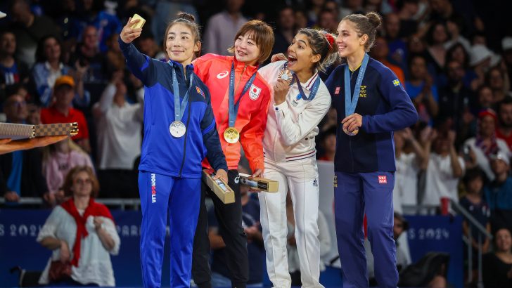 Samsung-Mobile-Galaxy-Z-Flip6-Olympic-Edition-2024-Paris-Olympics-Victory-Selfie_dl7-FINAL.jpg