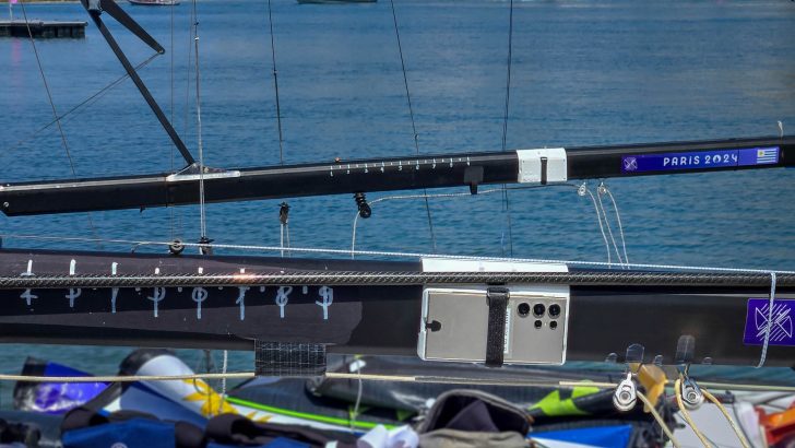 Close-Up-of-Galaxy-S24-at-the-Paris-2024-Sailing-Competition-e1722847436607.jpg