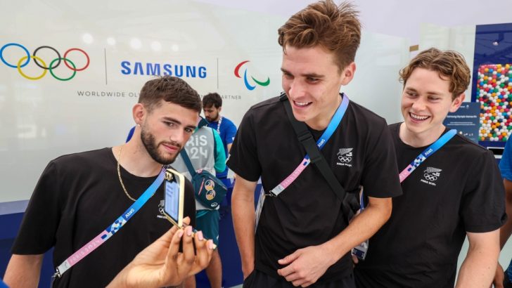 Samsung-Mobile-Z-Flip6-Olympic-Edition-Galaxy-AI-Interpreter-Team-Samsung-Galaxy_main2.jpg