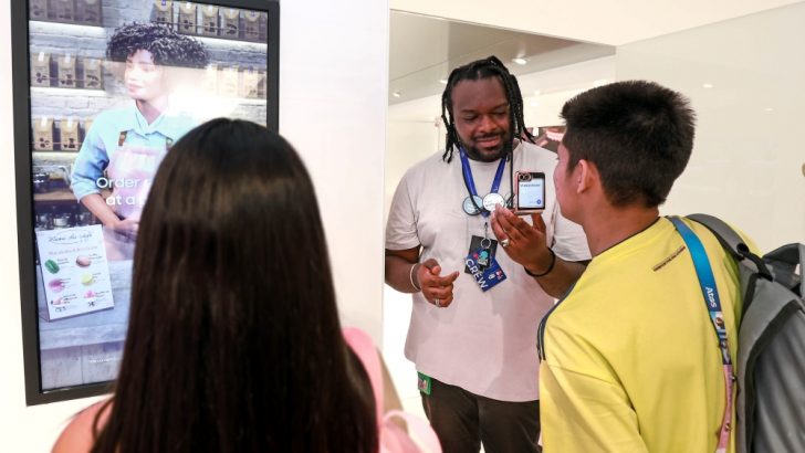 Samsung-Mobile-Z-Flip6-Olympic-Edition-Galaxy-AI-Interpreter-Team-Samsung-Galaxy_main8.jpg