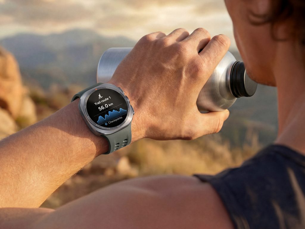 Galaxy Watch Ultra2 5,000-nitli, kristalldek tiniq displeyida batafsil trail-running ma'lumotlarini taqdim etadi.