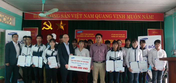Ong-Han-Myoungsup-Tong-Giam-doc-To-hop-Samsung-Complex-trao-tang-hoc-bong.jpg