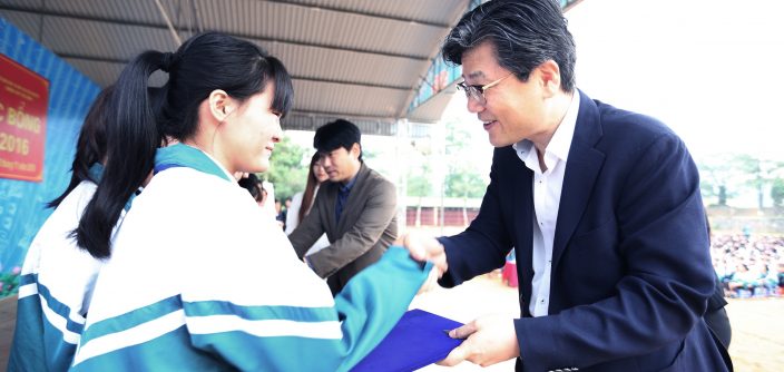 Ong-Kim-Dongwook-Tong-Giam-doc-SEVT-trao-tang-hoc-bong.jpg