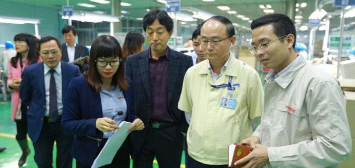 Ông-Han-Myoung-Sup-Tổng-giám-đốc-Tổ-hợp-Samsung-Điện-tử-Việt-Nam-đi-khảo-sát-công-ty-nhựa-Việt-Hưng.jpg