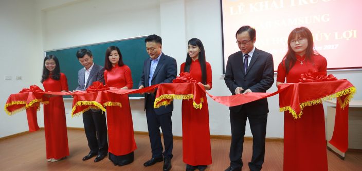 Cắt-băng-khánh-thành-Samsung-Lab.jpg