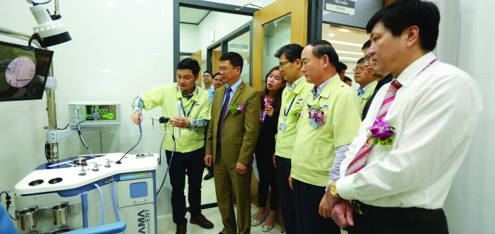 Ông-Han-Myoung-Sup-Tổng-Giám-đốc-Khu-Tổ-hợp-Samsung-Việt-Nam-kiểm-tra-các-thiết-bị-tại-phòng-khám.jpg
