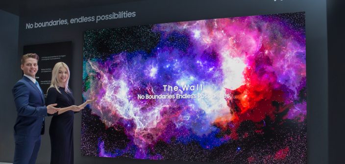 Samsung-FL2019_219-The-Wall_-with-models1.jpg