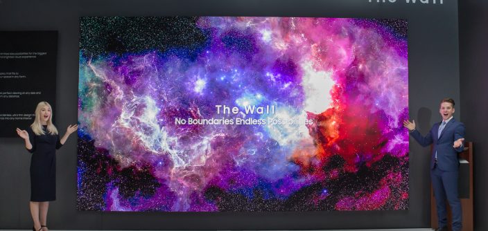 Samsung-FL2019_219-The-Wall_-with-models3.jpg