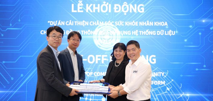 Đại-diện-Samsung-trao-tặng-những-chiếc-điện-thoại-thông-minh-thuộc-dự-án-Nâng-cấp-Galaxy-cho-tổ-chức-BOM-và-Orbis-1-1.jpg