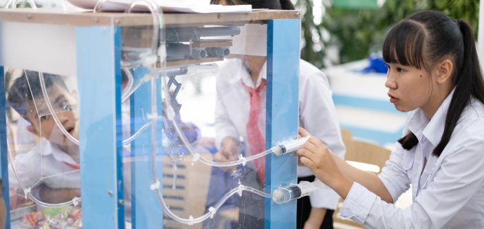 2-Nhóm-C3T3-tiến-hành-trưng-bày-giải-pháp-Ứng-dụng-kiến-thức-khoa-học-và-các-đặc-điểm-của-thực-vật-trong-việc-tạo-ra-màu-sắc-hương-vị-nước-giải-khát-an-toàn.jpg