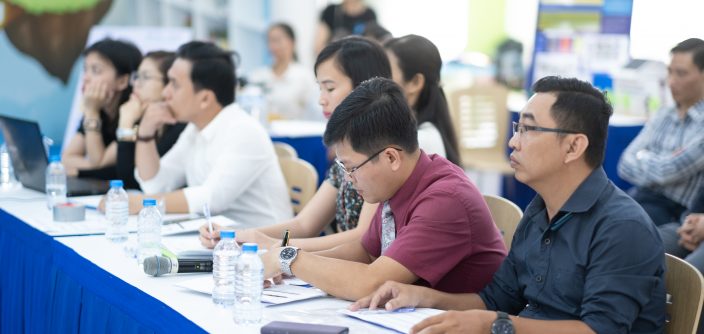 7-Ban-giám-khảo-nhận-xét-góp-ý-để-giúp-giải-pháp-của-các-đội-thi-được-hoàn-thiện-hơn.jpg