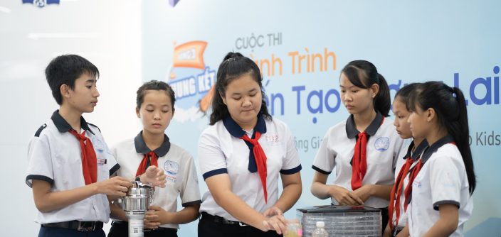 8-Nhóm-Dũng-Sĩ-Diệt-Muỗi-trình-bày-trước-BGK-về-giải-pháp-Chế-tạo-nhang-xua-muỗi-từ-vỏ-bưởi-vỏ-cam-vỏ-quýt-bã-trà.jpg