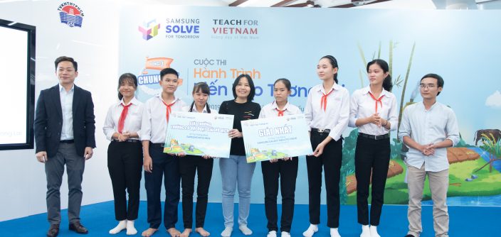 9-Đại-diện-Công-ty-Điện-tử-Samsung-Vina-và-BTC-trao-giải-cho-đội-chiến-thắng.jpg