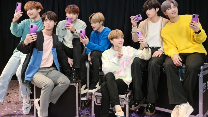 Galaxy-S20_BTS-Edition_Lifestyle-KV_1x1.jpg