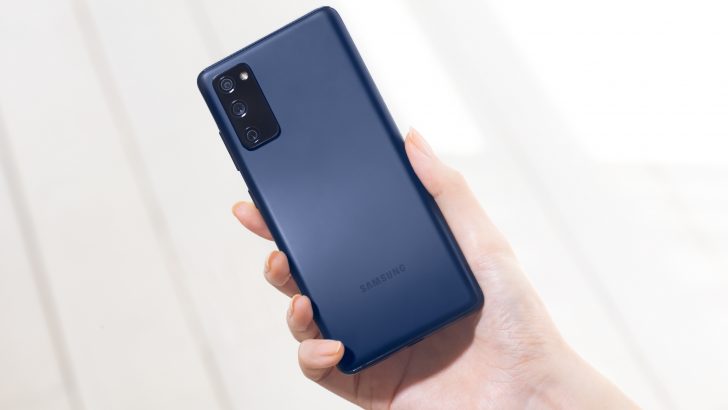 6.-Galaxy-S20-FE_Hands-on_Cloud-Navy.jpg