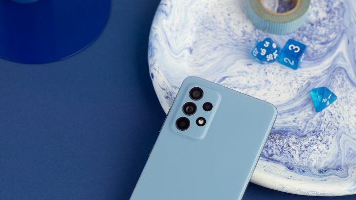 Galaxy_A52_lifestyle_blue.jpg