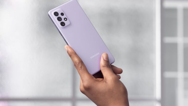 Galaxy_A72_handson_violet.jpg