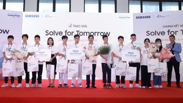 Giải-Ba-Bảng-A-Solve-for-Tomorrow-2022-từ-trái-sang_-Đội-thi-Fly-To-The-Sky-AI-For-The-Future-Clean-Energy.jpg