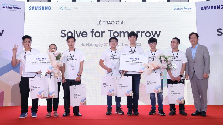Giải-Nhì-Solve-for-Tomorrow-2022-từ-trái-sang_-Đội-thi-Smart-Traffic-Bảng-A-và-Đội-thi-Saigon-Technoholics-Bảng-B.jpg