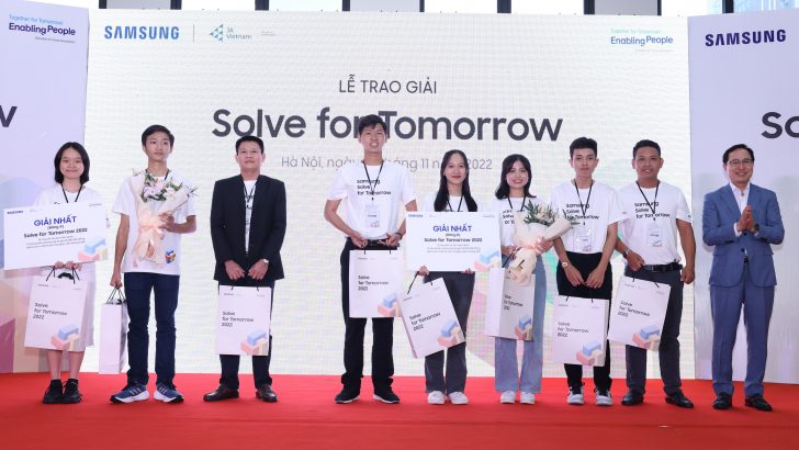 Giải-Nhất-Solve-for-Tomorrow-2022-từ-trái-sang_-Đội-thi-Blue-Dream-Bảng-B-và-Đội-thi-Future-Bảng-A-1.jpg