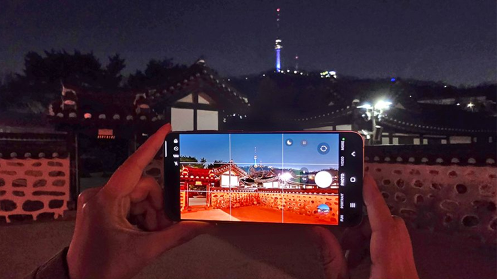 Camera trên Galaxy A57 5G và Galaxy A37 5G cũng thích ứng mượt mà với môi trường thiếu sáng nhờ công nghệ Nightography nâng cấp, mang đến những bức ảnh và thước phim sống động, rực rỡ sắc màu ngay cả trong môi trường tối.