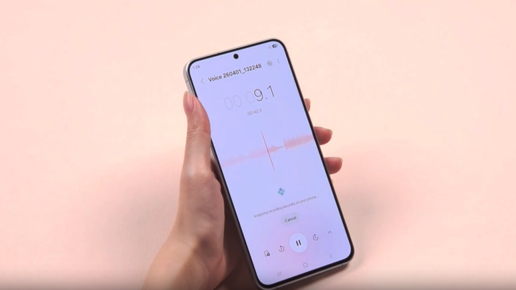 Với tính năng Phiên âm giọng nói thông minh mới trên ứng dụng Samsung Voice Recorder, bạn có thể dễ dàng chuyển nội dung cuộc họp thành văn bản để tra cứu lại khi cần, giúp việc theo dõi và rà soát những thông tin quan trọng trở nên thuận tiện hơn. 